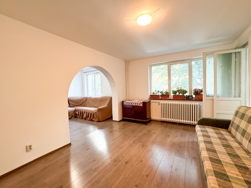 Piata Sudului, apartament 3 camere 60 mp, etaj 3/4, bloc reabilitat.